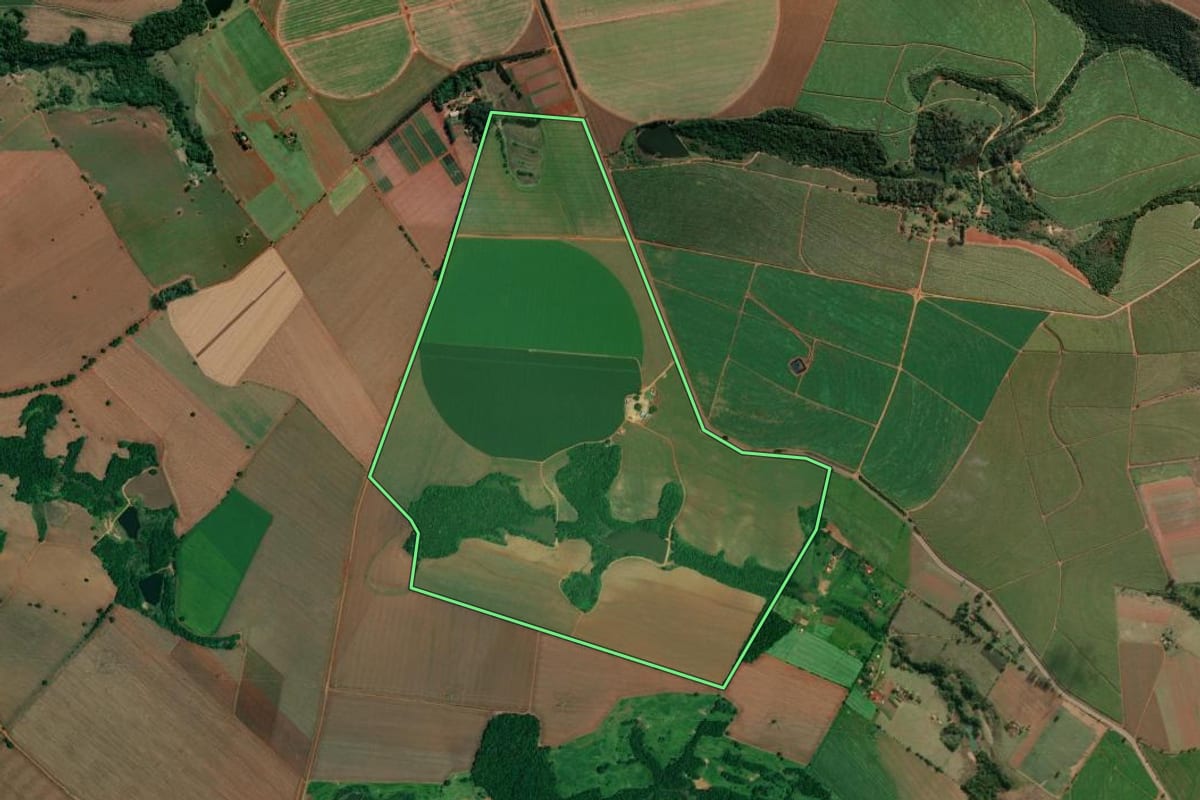 Imagem de satélite do imóvel rural em Itapetininga (SP), com o contorno declarado no CAR desenhado por cima.