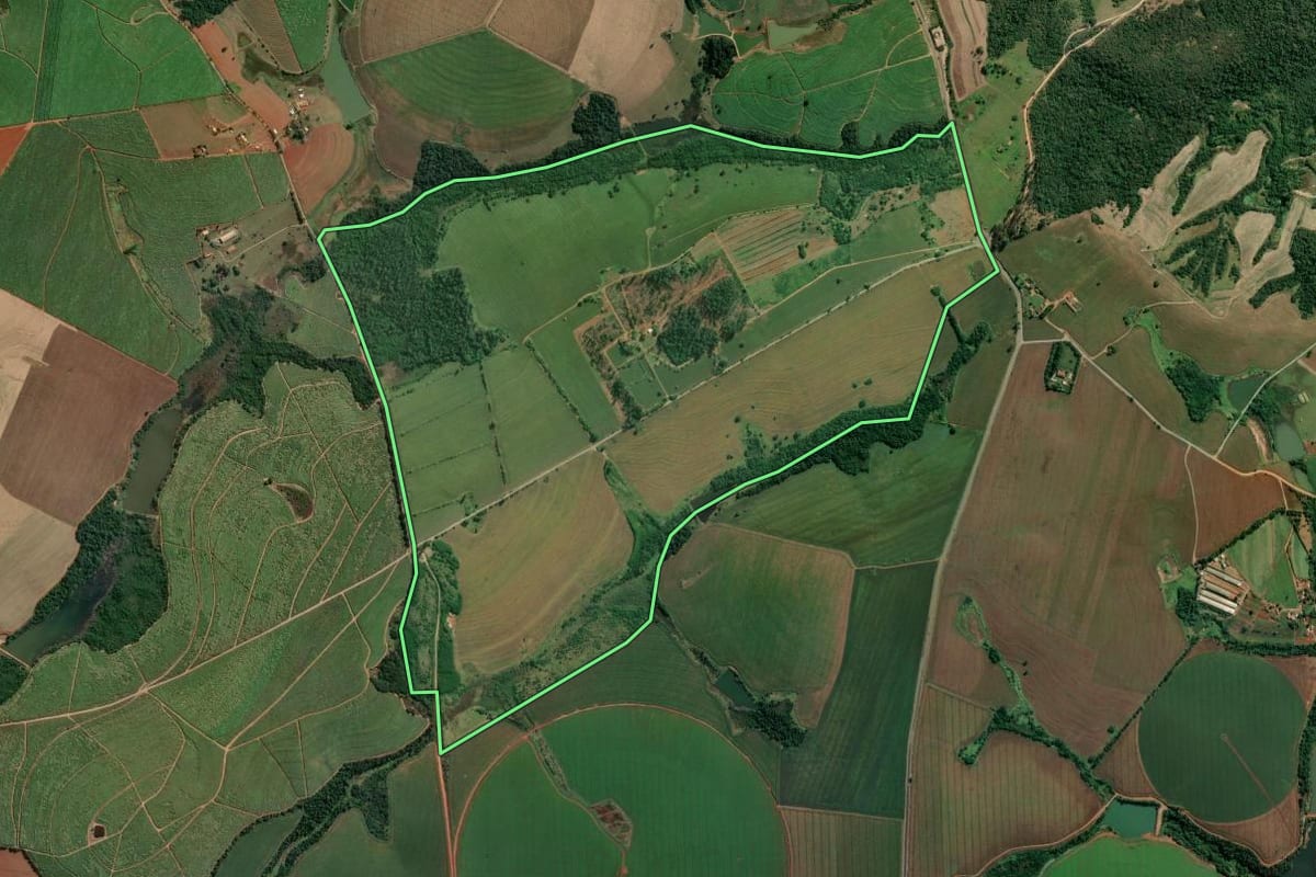 Imagem de satélite do imóvel rural em Itapetininga (SP), com o contorno declarado no CAR desenhado por cima.