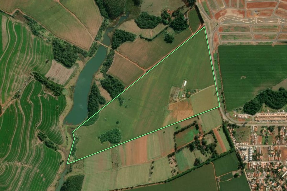 Imagem de satélite do imóvel rural em Itapetininga (SP), com o contorno declarado no CAR desenhado por cima.