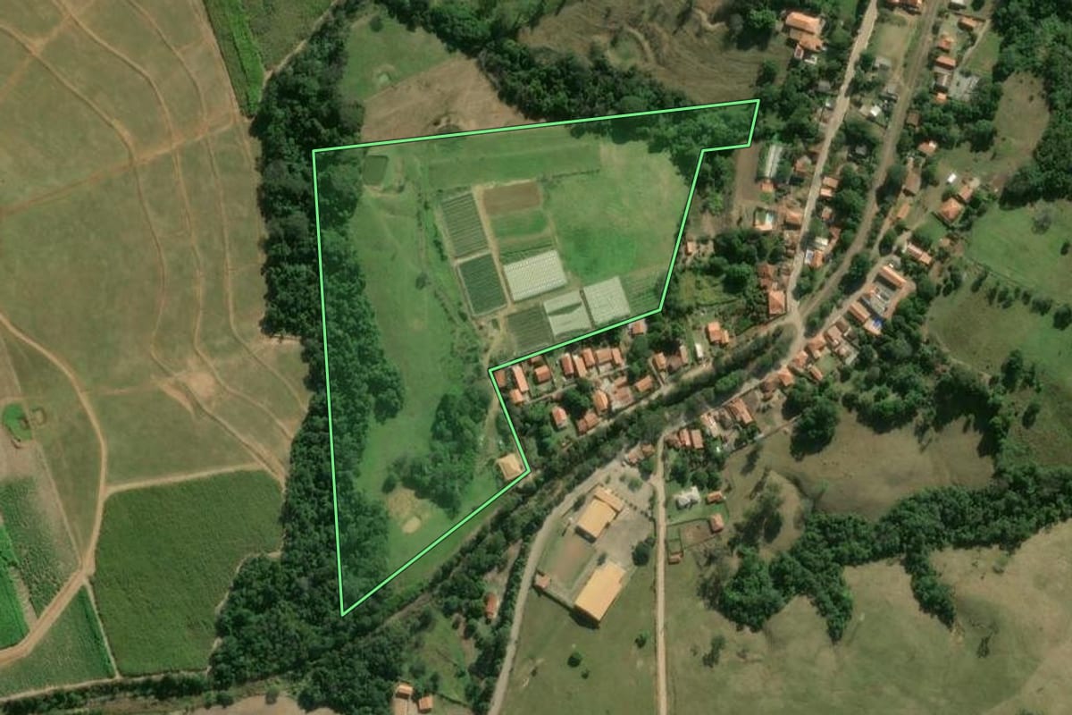 Imagem de satélite do imóvel rural em Itapetininga (SP), com o contorno declarado no CAR desenhado por cima.