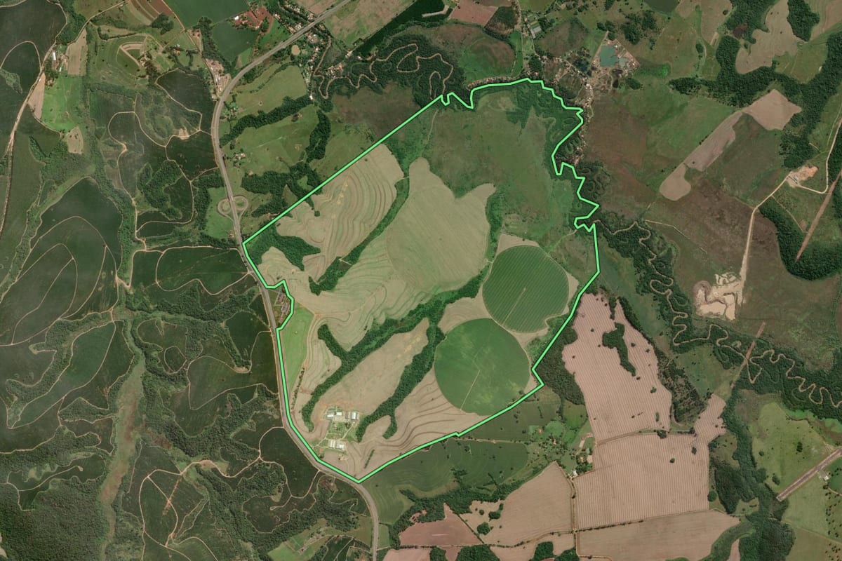 Imagem de satélite do imóvel rural em Itapetininga (SP), com o contorno declarado no CAR desenhado por cima.