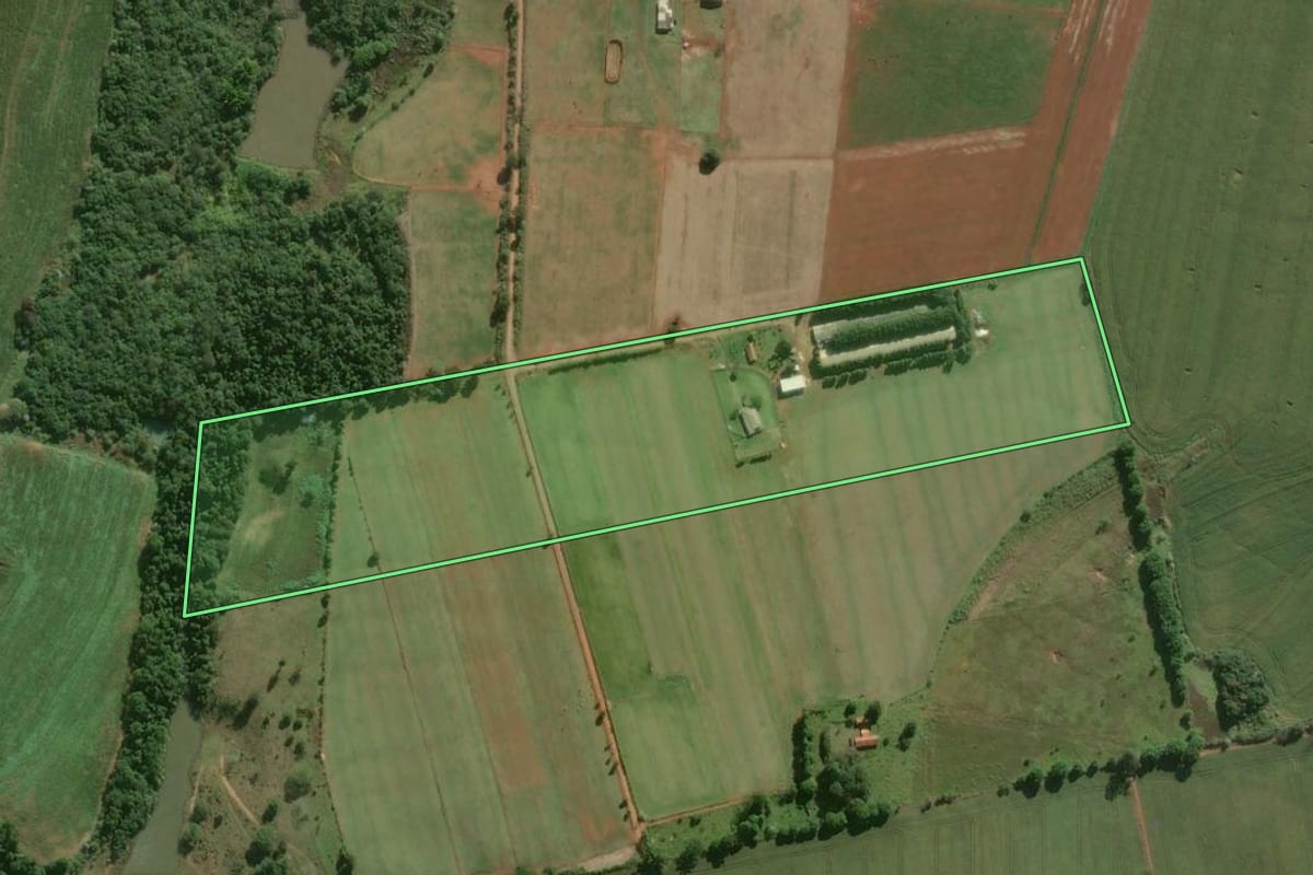 Imagem de satélite do imóvel rural em Itapetininga (SP), com o contorno declarado no CAR desenhado por cima.