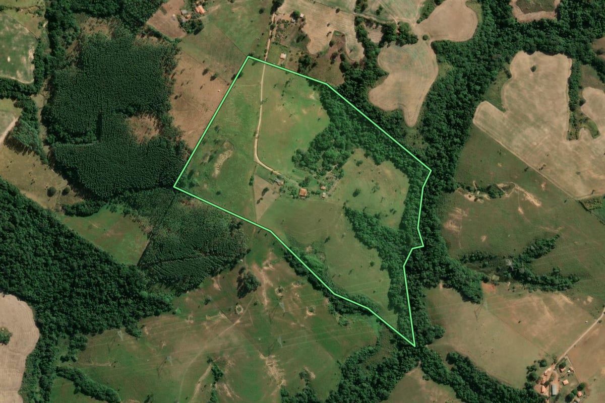 Imagem de satélite do imóvel rural em Itapetininga (SP), com o contorno declarado no CAR desenhado por cima.