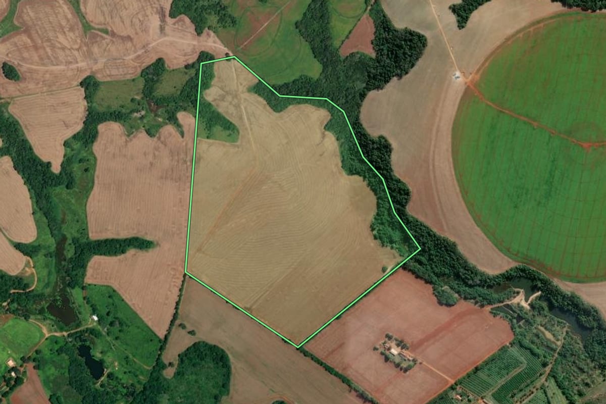 Imagem de satélite do imóvel rural em Itapetininga (SP), com o contorno declarado no CAR desenhado por cima.