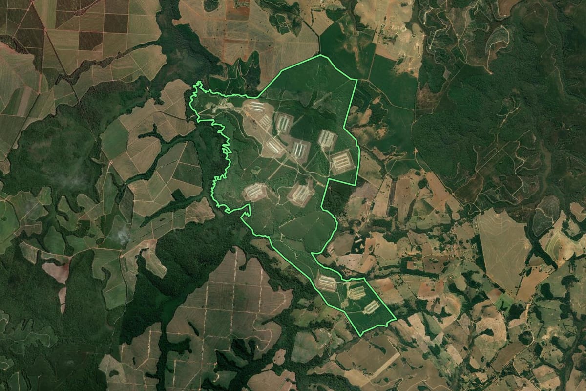 Imagem de satélite do imóvel rural em Itapetininga (SP), com o contorno declarado no CAR desenhado por cima.
