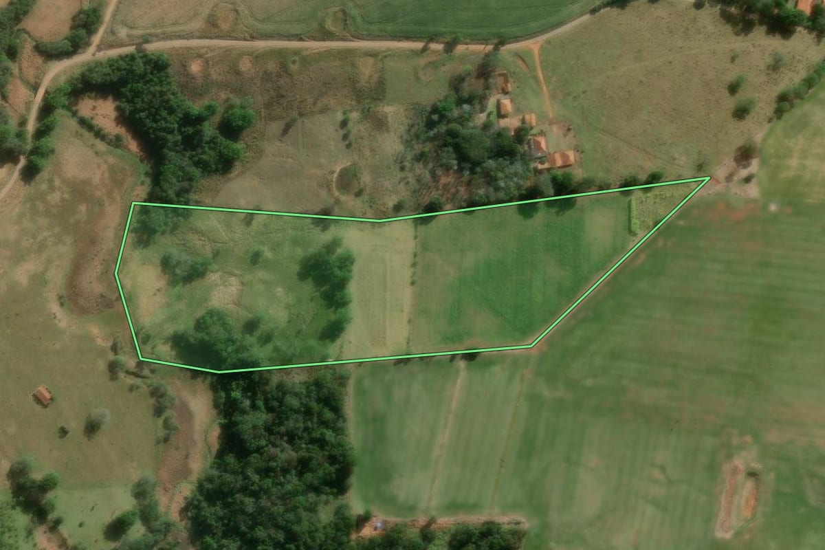 Imagem de satélite do imóvel rural em Itapetininga (SP), com o contorno declarado no CAR desenhado por cima.