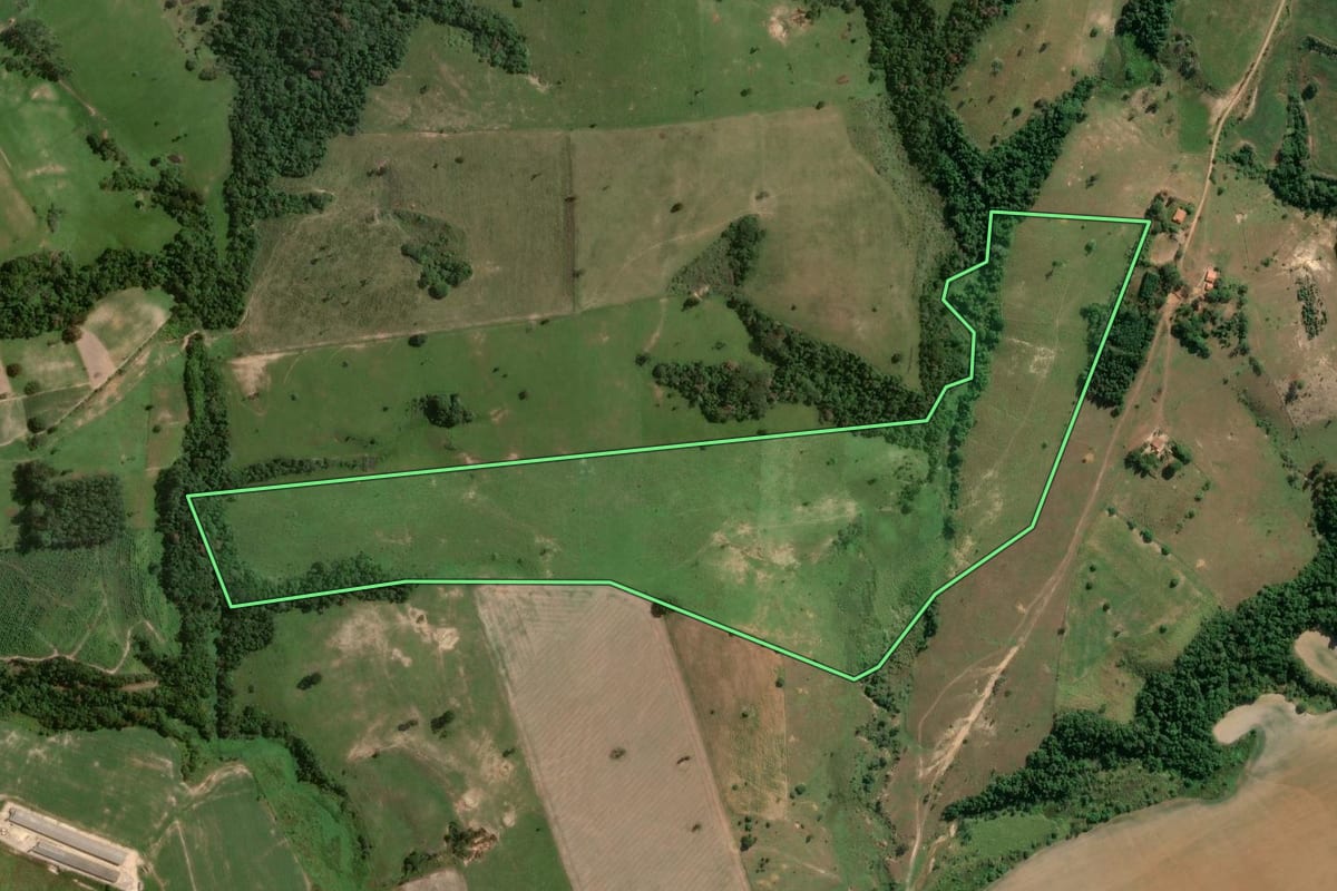 Imagem de satélite do imóvel rural em Itapetininga (SP), com o contorno declarado no CAR desenhado por cima.
