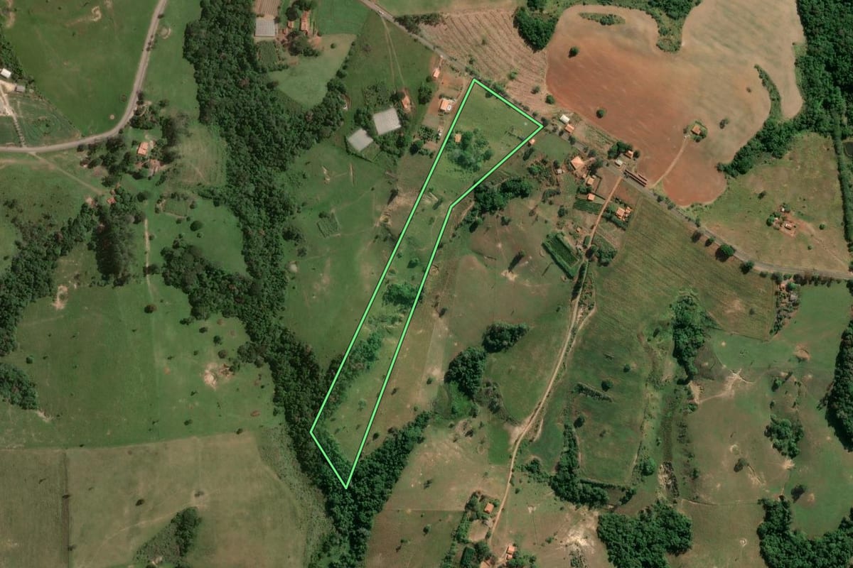 Imagem de satélite do imóvel rural em Itapetininga (SP), com o contorno declarado no CAR desenhado por cima.
