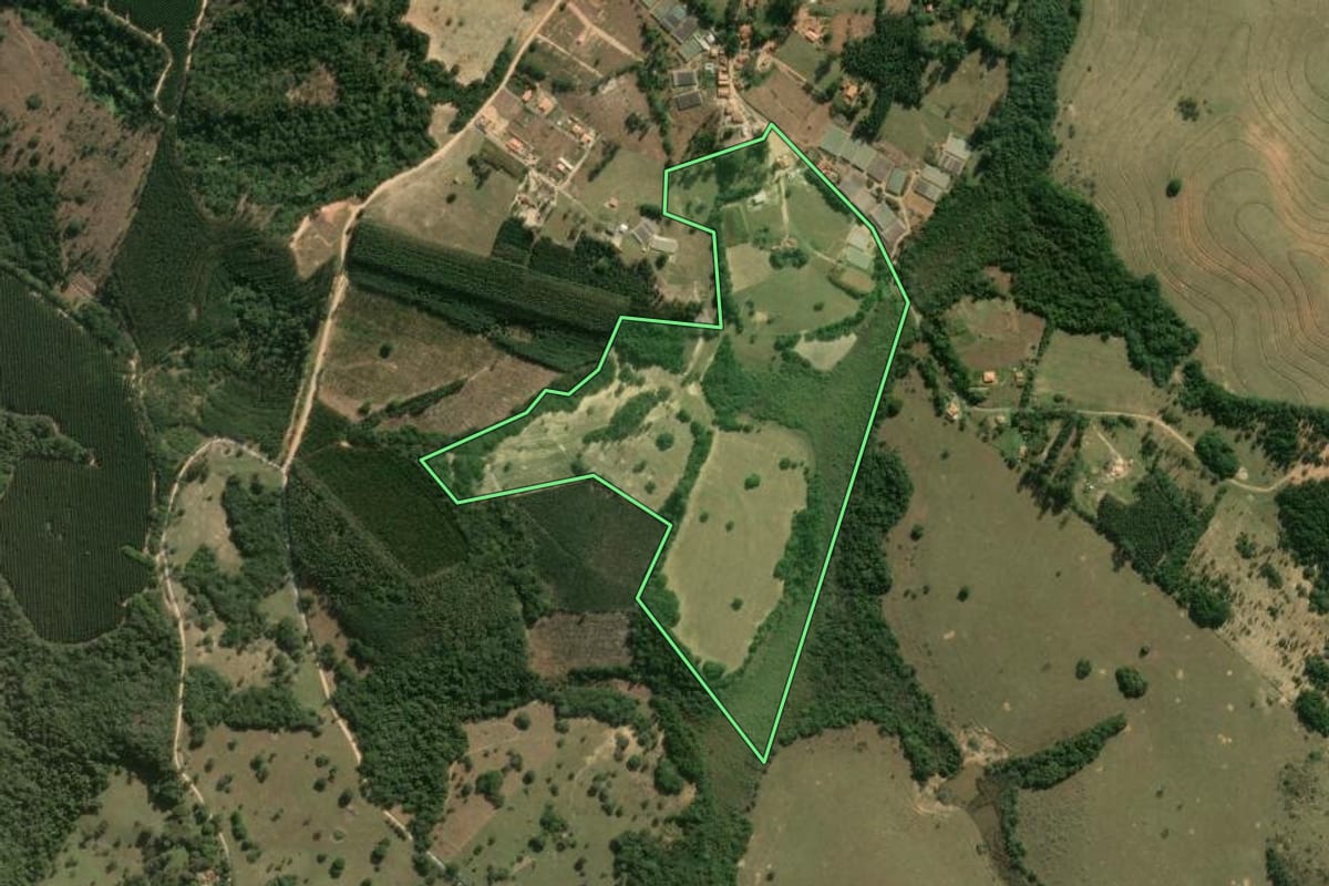 Imagem de satélite do imóvel rural em Itapetininga (SP), com o contorno declarado no CAR desenhado por cima.