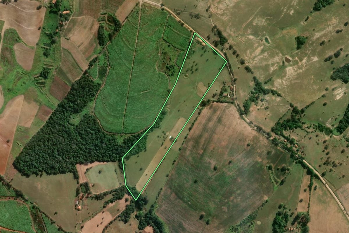 Imagem de satélite do imóvel rural em Itapetininga (SP), com o contorno declarado no CAR desenhado por cima.