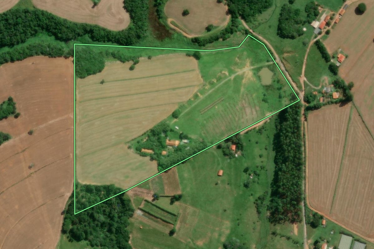 Imagem de satélite do imóvel rural em Itapetininga (SP), com o contorno declarado no CAR desenhado por cima.