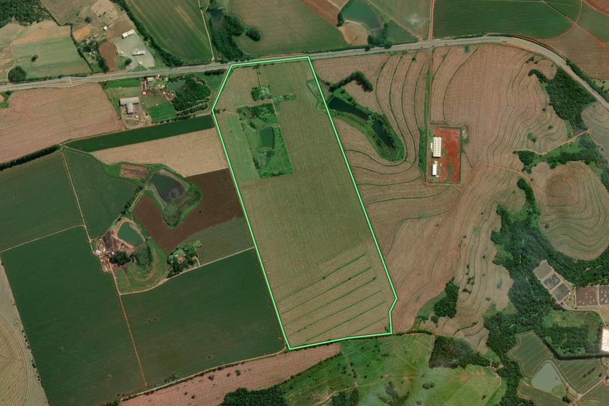 Imagem de satélite do imóvel rural em Itapetininga (SP), com o contorno declarado no CAR desenhado por cima.