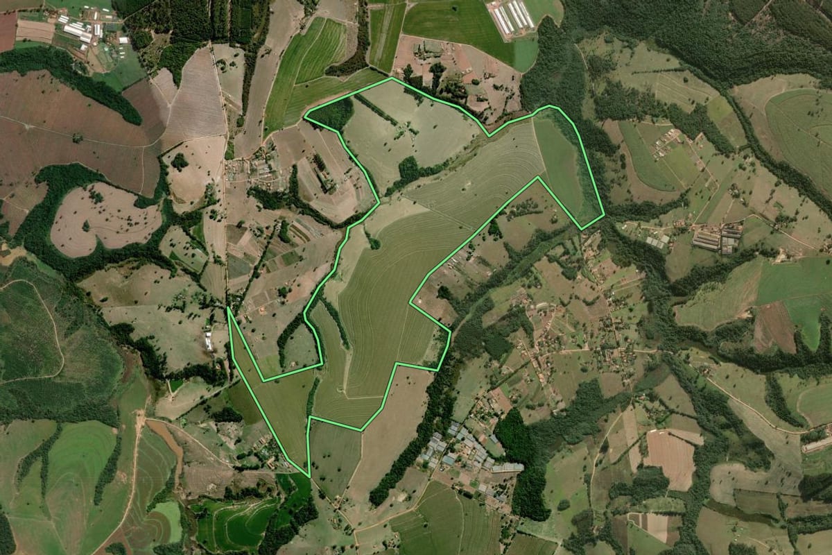 Imagem de satélite do imóvel rural em Itapetininga (SP), com o contorno declarado no CAR desenhado por cima.