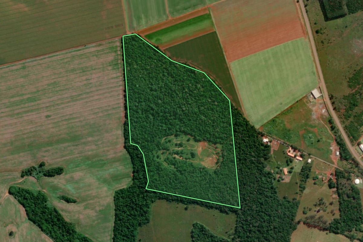 Imagem de satélite do imóvel rural em Itapetininga (SP), com o contorno declarado no CAR desenhado por cima.