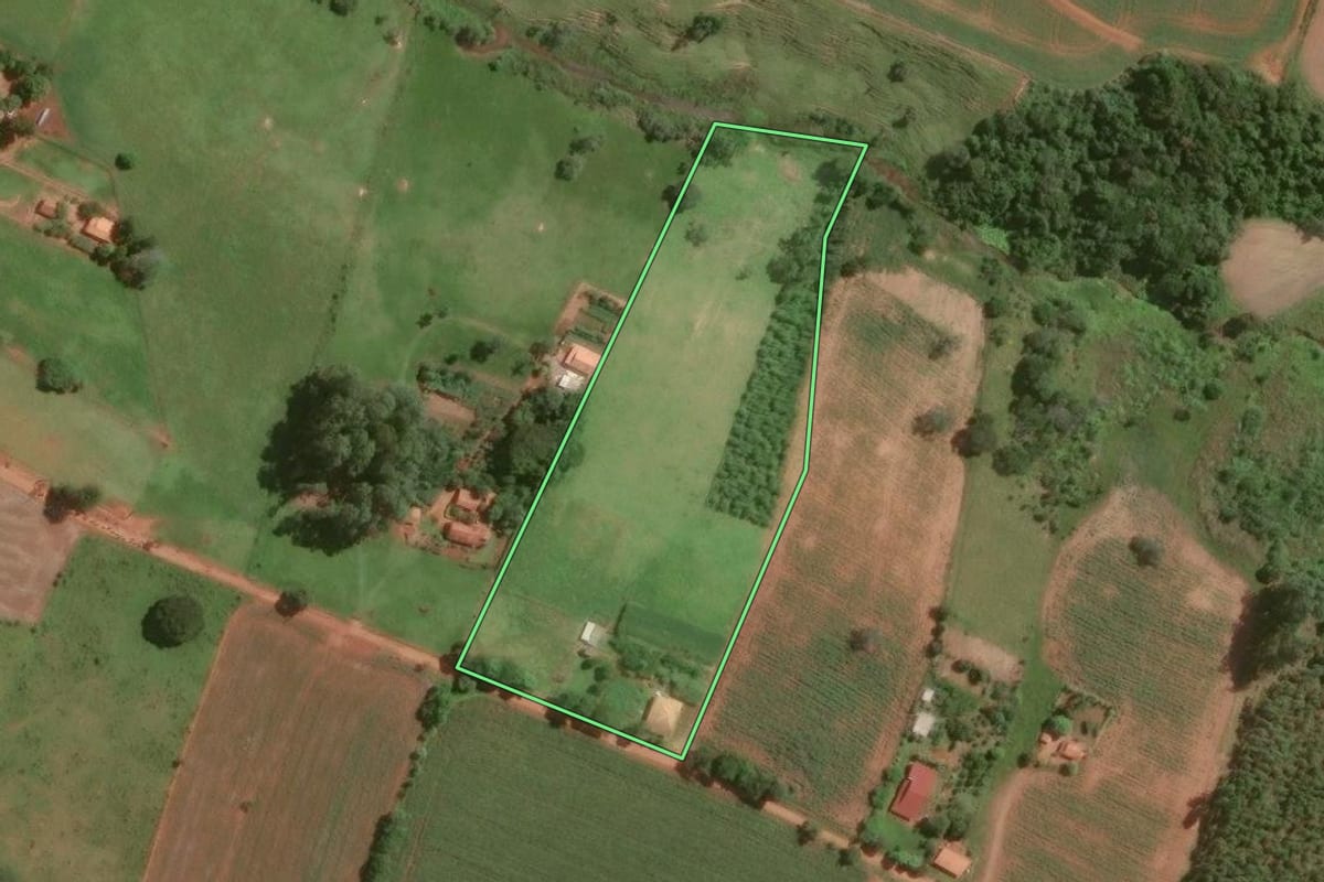Imagem de satélite do imóvel rural em Itapetininga (SP), com o contorno declarado no CAR desenhado por cima.