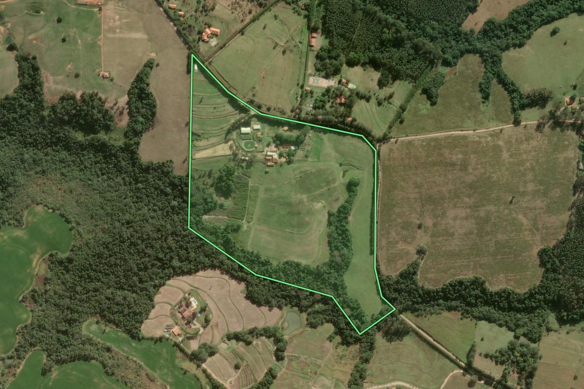 Imagem de satélite do imóvel rural em Itapetininga (SP), com o contorno declarado no CAR desenhado por cima.