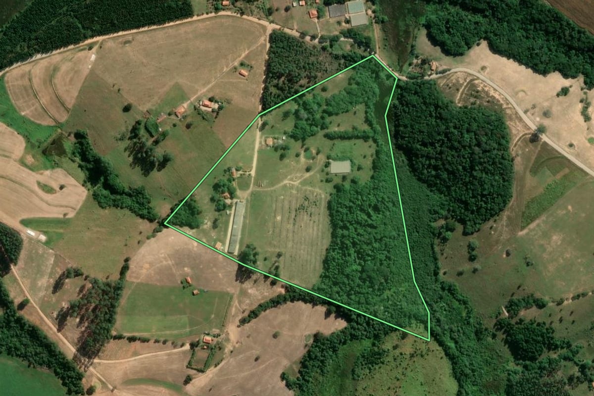Imagem de satélite do imóvel rural em Itapetininga (SP), com o contorno declarado no CAR desenhado por cima.
