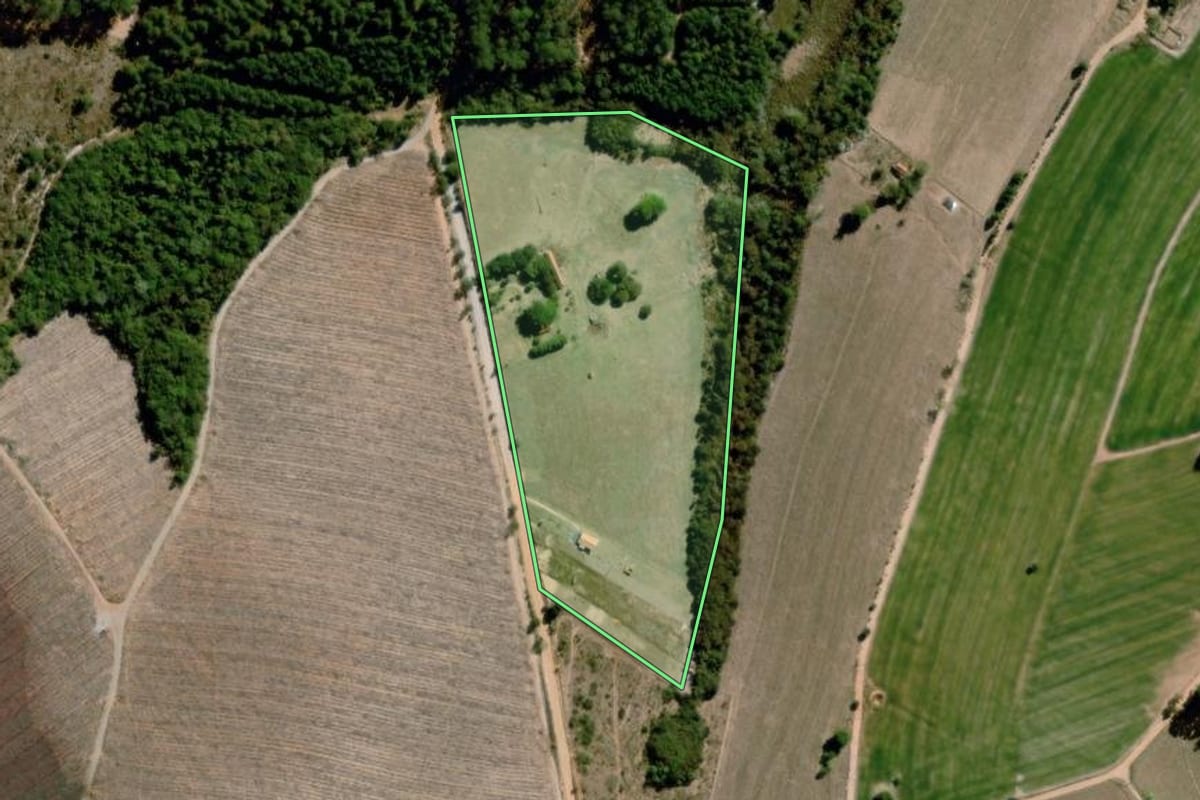 Imagem de satélite do imóvel rural em Itapetininga (SP), com o contorno declarado no CAR desenhado por cima.