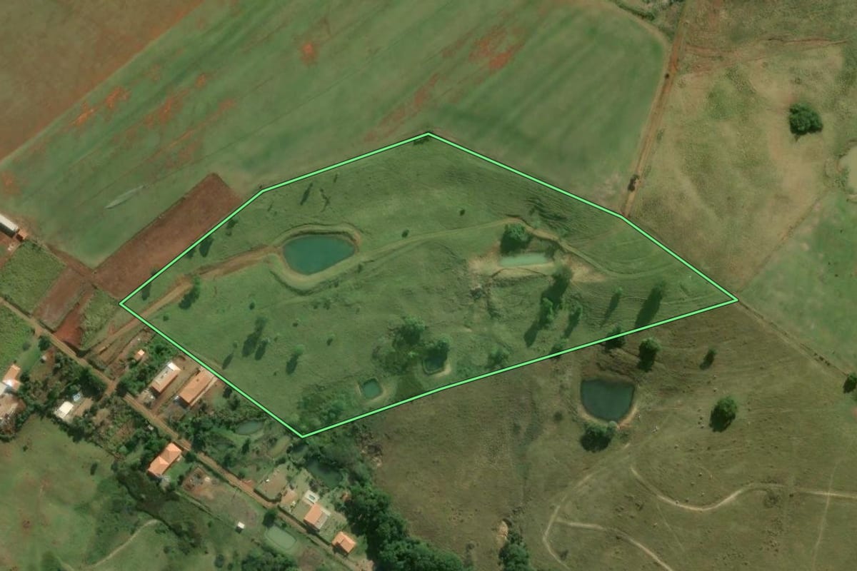 Imagem de satélite do imóvel rural em Itapetininga (SP), com o contorno declarado no CAR desenhado por cima.