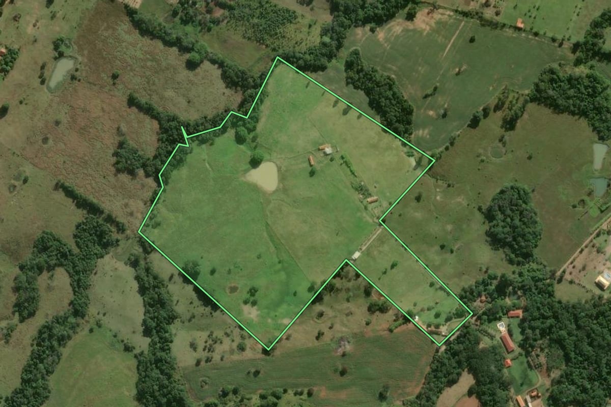 Imagem de satélite do imóvel rural em Itapetininga (SP), com o contorno declarado no CAR desenhado por cima.