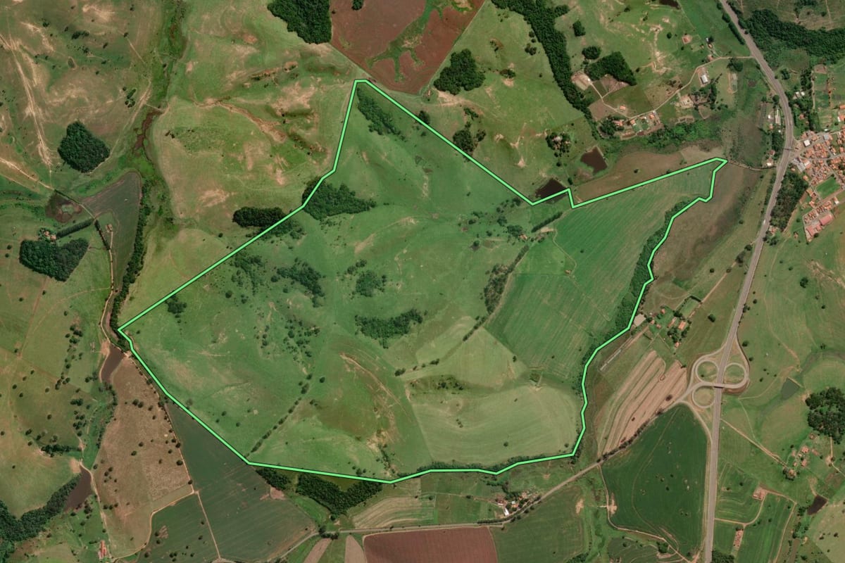 Imagem de satélite do imóvel rural em Itapetininga (SP), com o contorno declarado no CAR desenhado por cima.