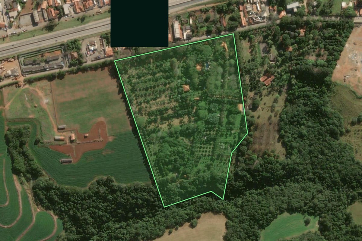 Imagem de satélite do imóvel rural em Itapetininga (SP), com o contorno declarado no CAR desenhado por cima.