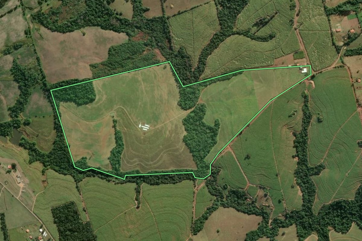 Imagem de satélite do imóvel rural em Itapetininga (SP), com o contorno declarado no CAR desenhado por cima.