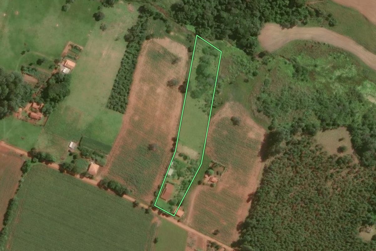 Imagem de satélite do imóvel rural em Itapetininga (SP), com o contorno declarado no CAR desenhado por cima.
