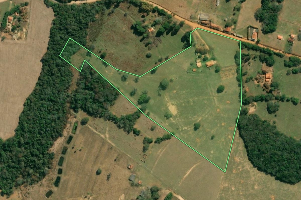 Imagem de satélite do imóvel rural em Itapetininga (SP), com o contorno declarado no CAR desenhado por cima.
