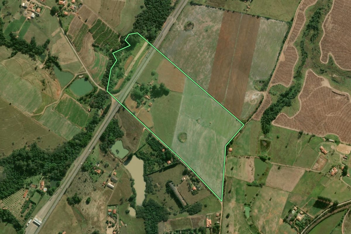 Imagem de satélite do imóvel rural em Itapetininga (SP), com o contorno declarado no CAR desenhado por cima.