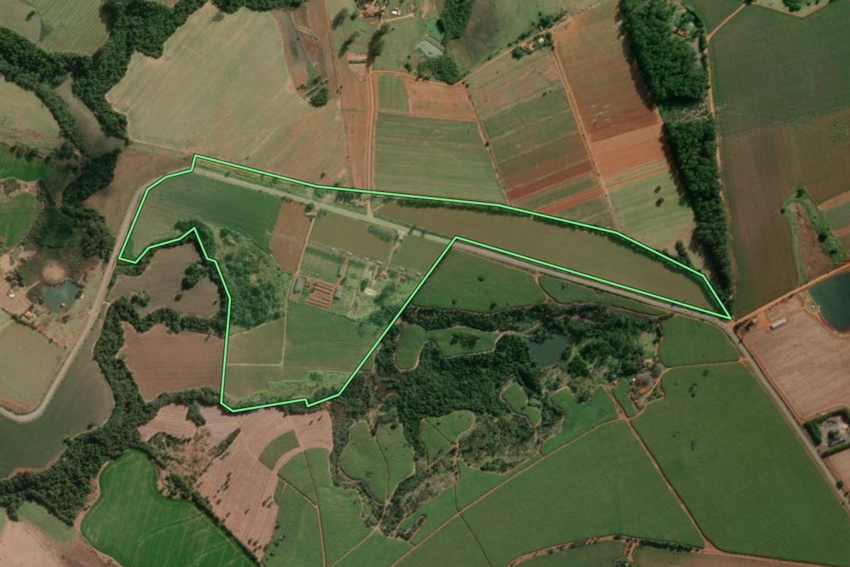 Imagem de satélite do imóvel rural em Itapetininga (SP), com o contorno declarado no CAR desenhado por cima.