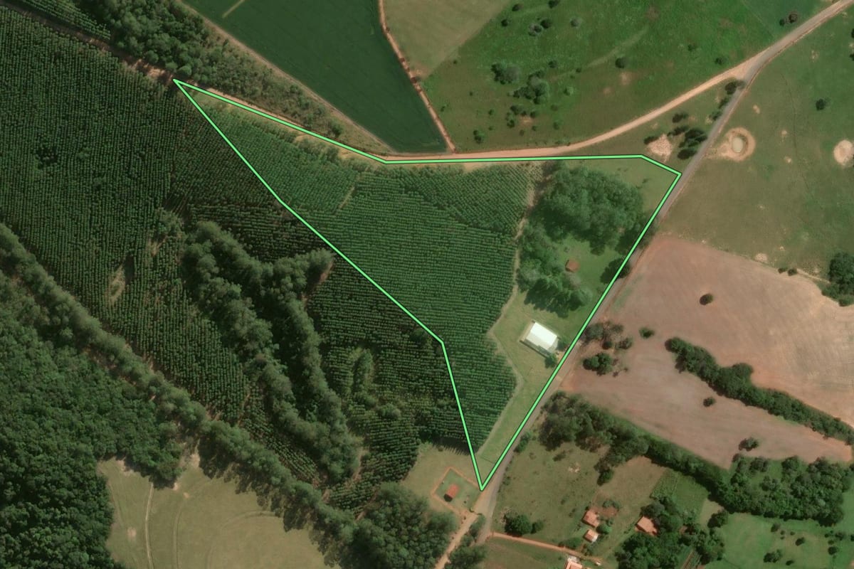 Imagem de satélite do imóvel rural em Itapetininga (SP), com o contorno declarado no CAR desenhado por cima.