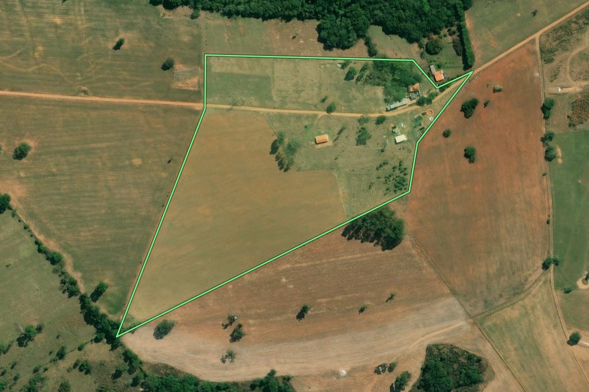 Imagem de satélite do imóvel rural em Itapetininga (SP), com o contorno declarado no CAR desenhado por cima.