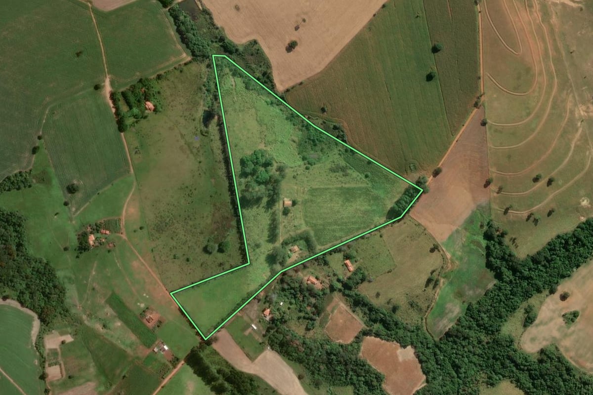 Imagem de satélite do imóvel rural em Itapetininga (SP), com o contorno declarado no CAR desenhado por cima.