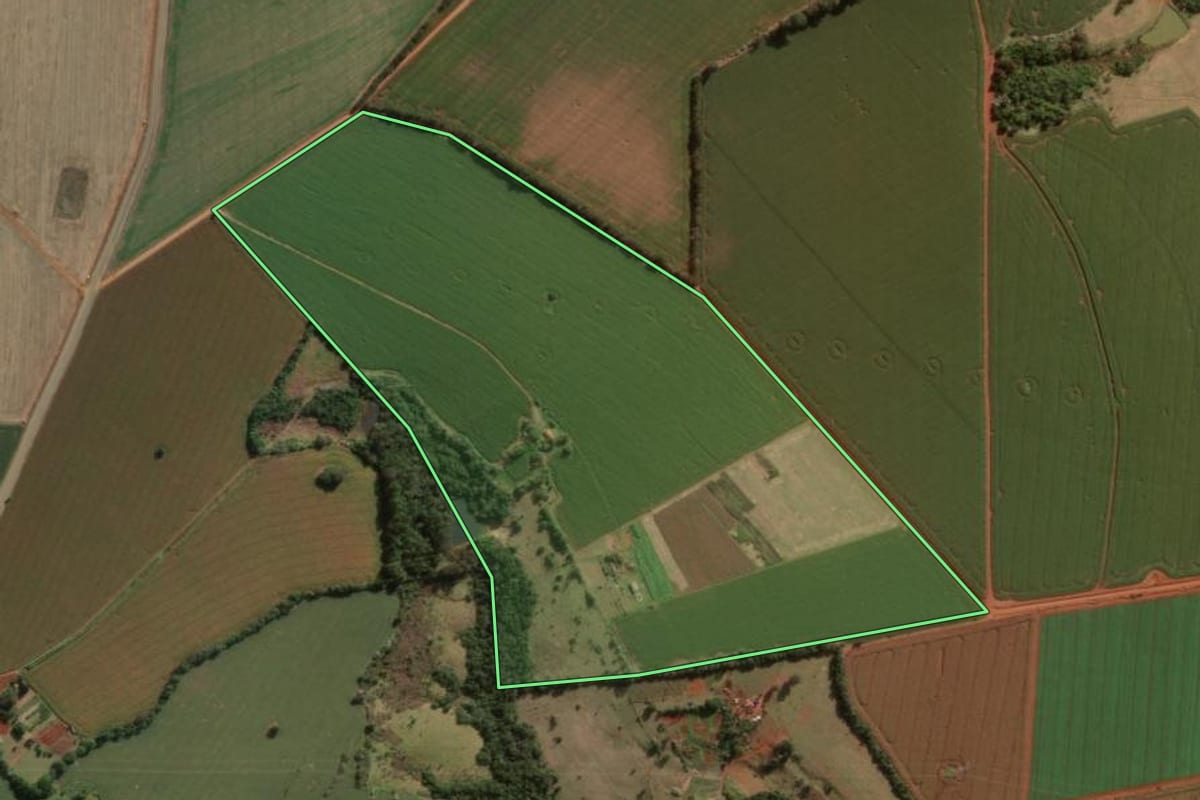 Imagem de satélite do imóvel rural em Itapetininga (SP), com o contorno declarado no CAR desenhado por cima.