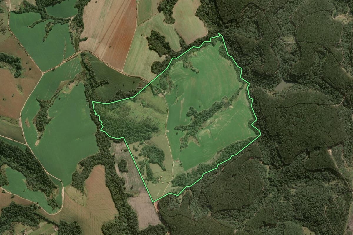 Imagem de satélite do imóvel rural em Itapetininga (SP), com o contorno declarado no CAR desenhado por cima.