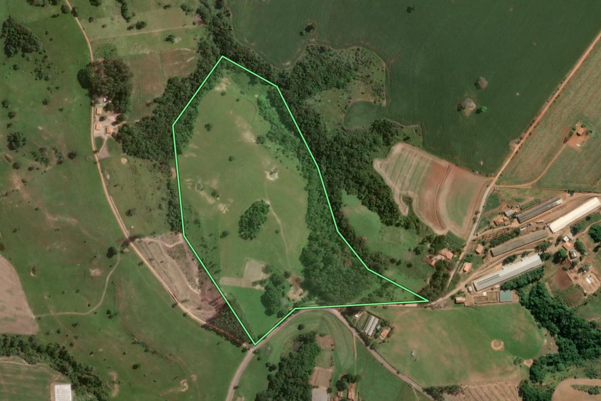 Imagem de satélite do imóvel rural em Itapetininga (SP), com o contorno declarado no CAR desenhado por cima.