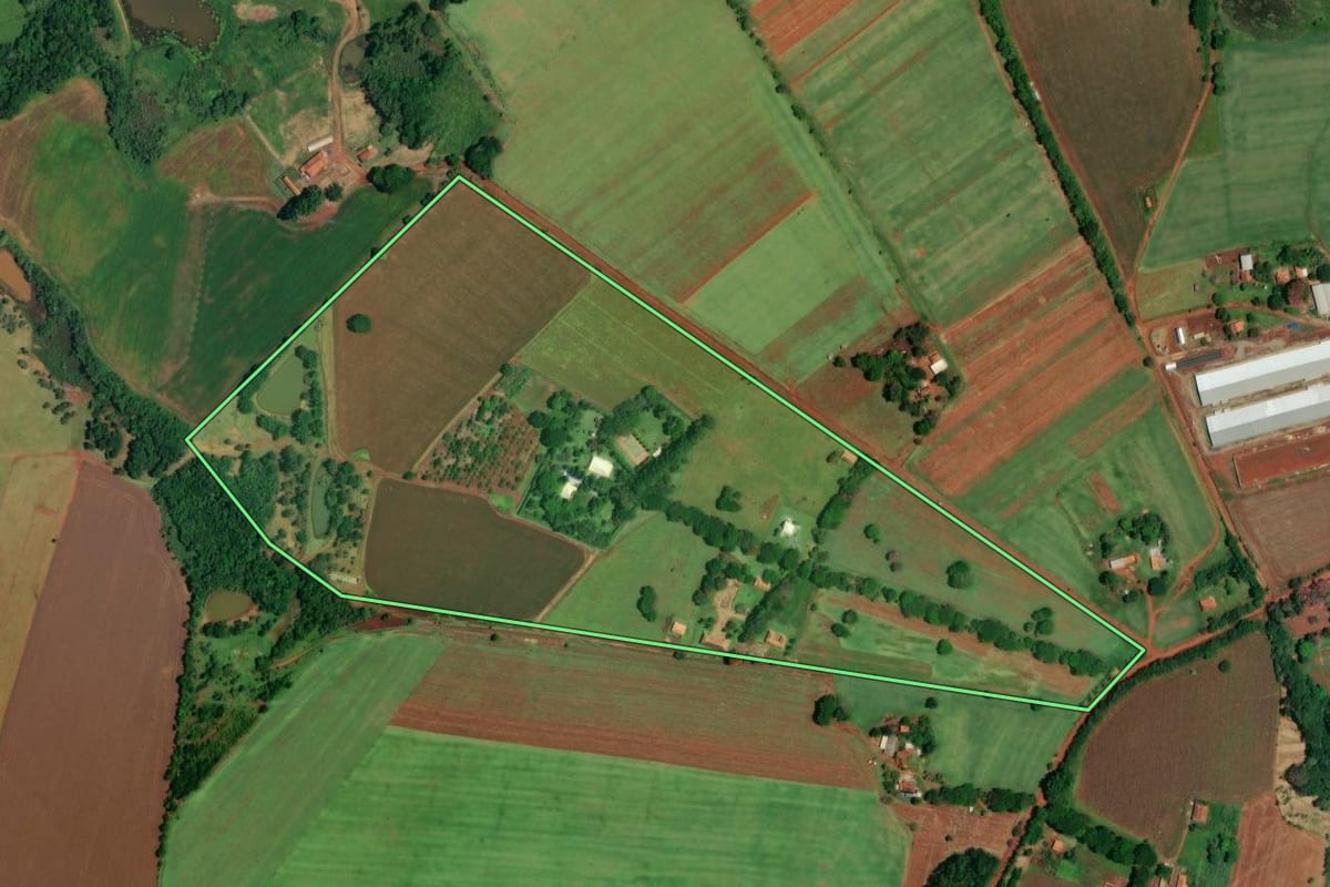 Imagem de satélite do imóvel rural em Itapetininga (SP), com o contorno declarado no CAR desenhado por cima.