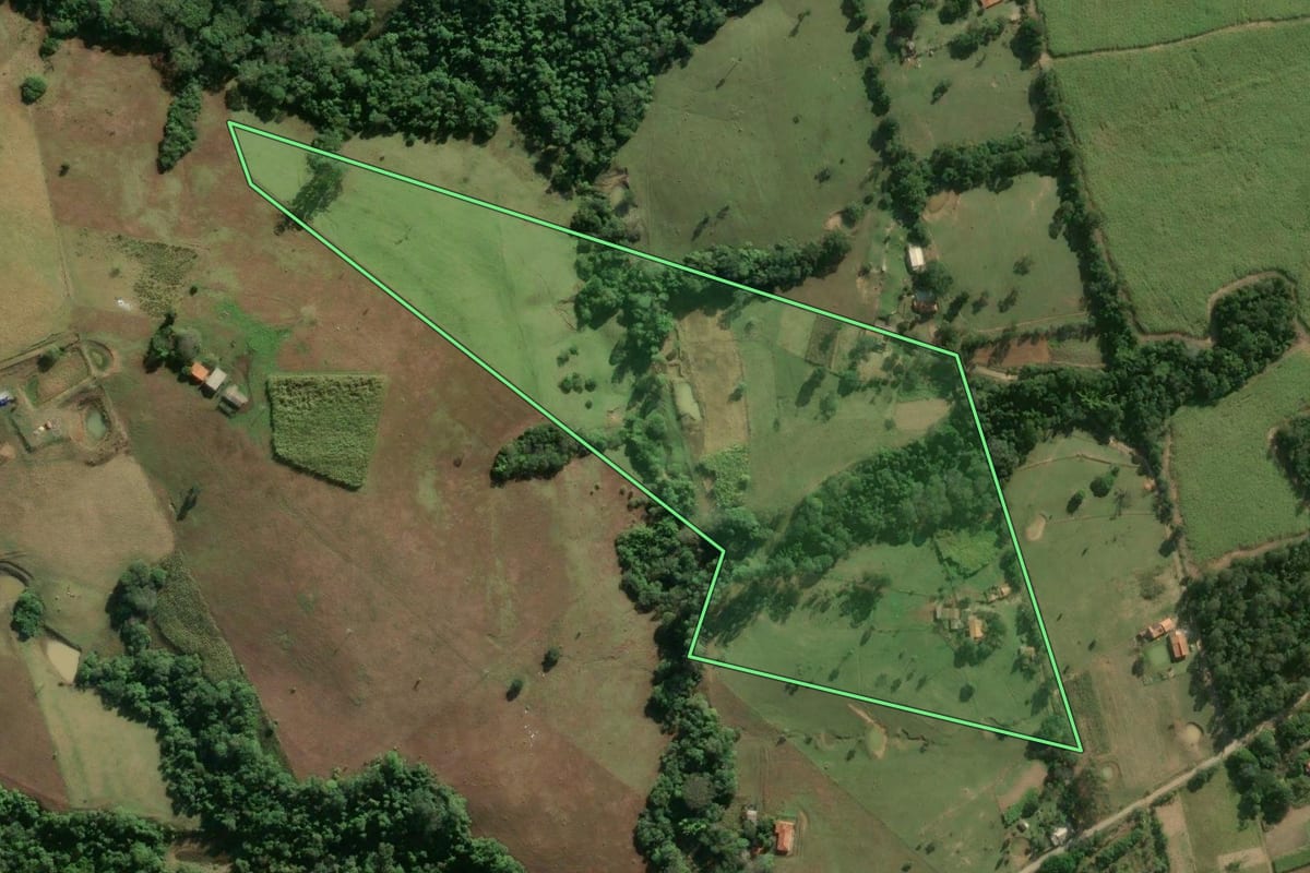 Imagem de satélite do imóvel rural em Itapetininga (SP), com o contorno declarado no CAR desenhado por cima.