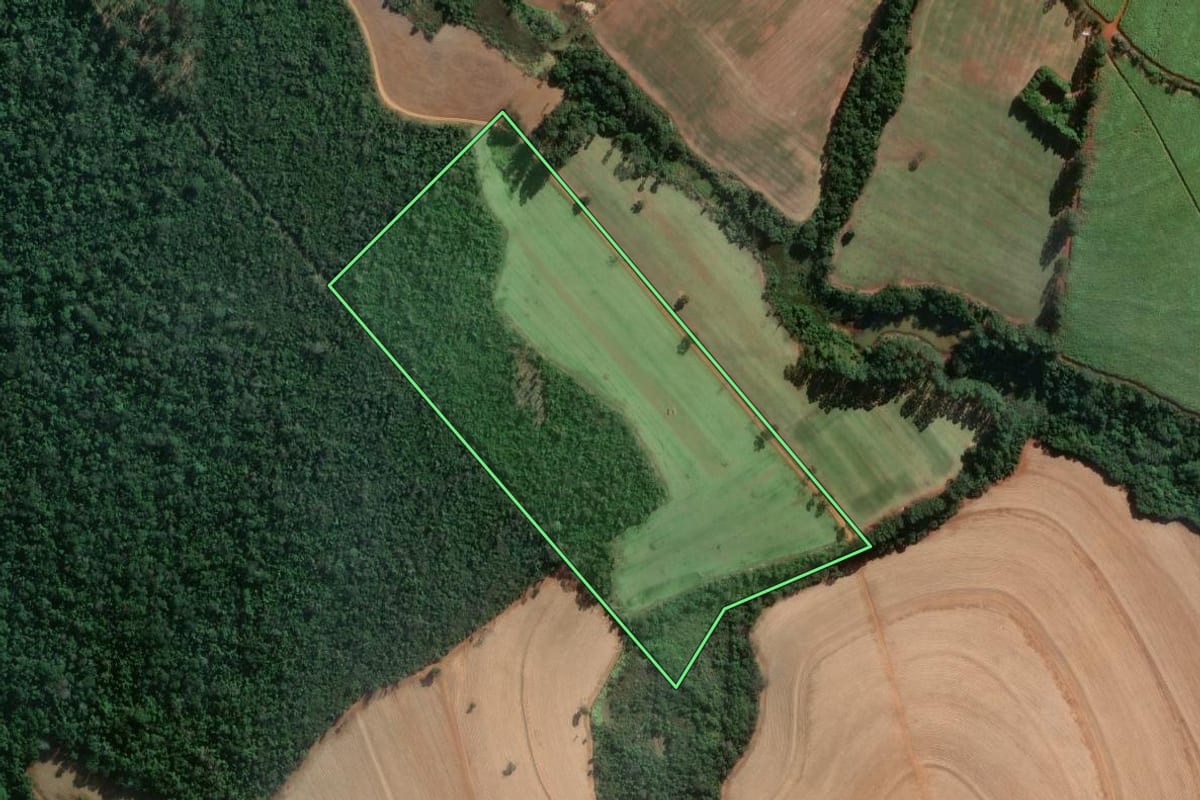 Imagem de satélite do imóvel rural em Itapetininga (SP), com o contorno declarado no CAR desenhado por cima.