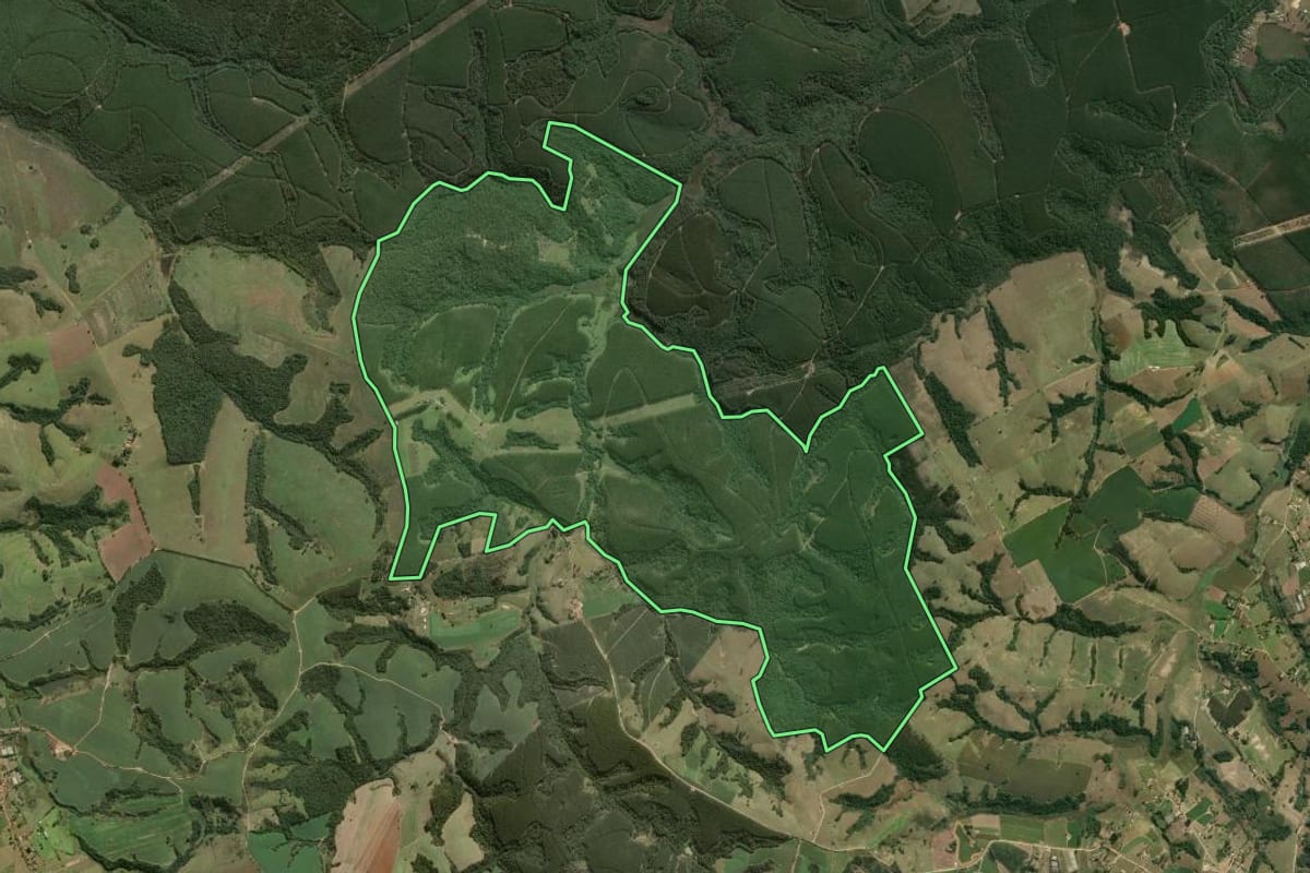 Imagem de satélite do imóvel rural em Itapetininga (SP), com o contorno declarado no CAR desenhado por cima.