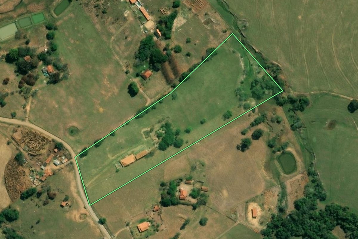 Imagem de satélite do imóvel rural em Itapetininga (SP), com o contorno declarado no CAR desenhado por cima.