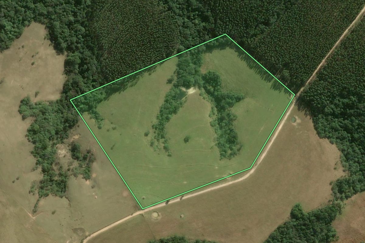 Imagem de satélite do imóvel rural em Itapetininga (SP), com o contorno declarado no CAR desenhado por cima.
