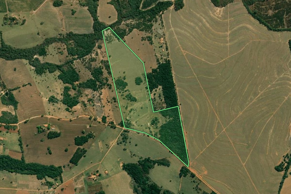 Imagem de satélite do imóvel rural em Itapetininga (SP), com o contorno declarado no CAR desenhado por cima.