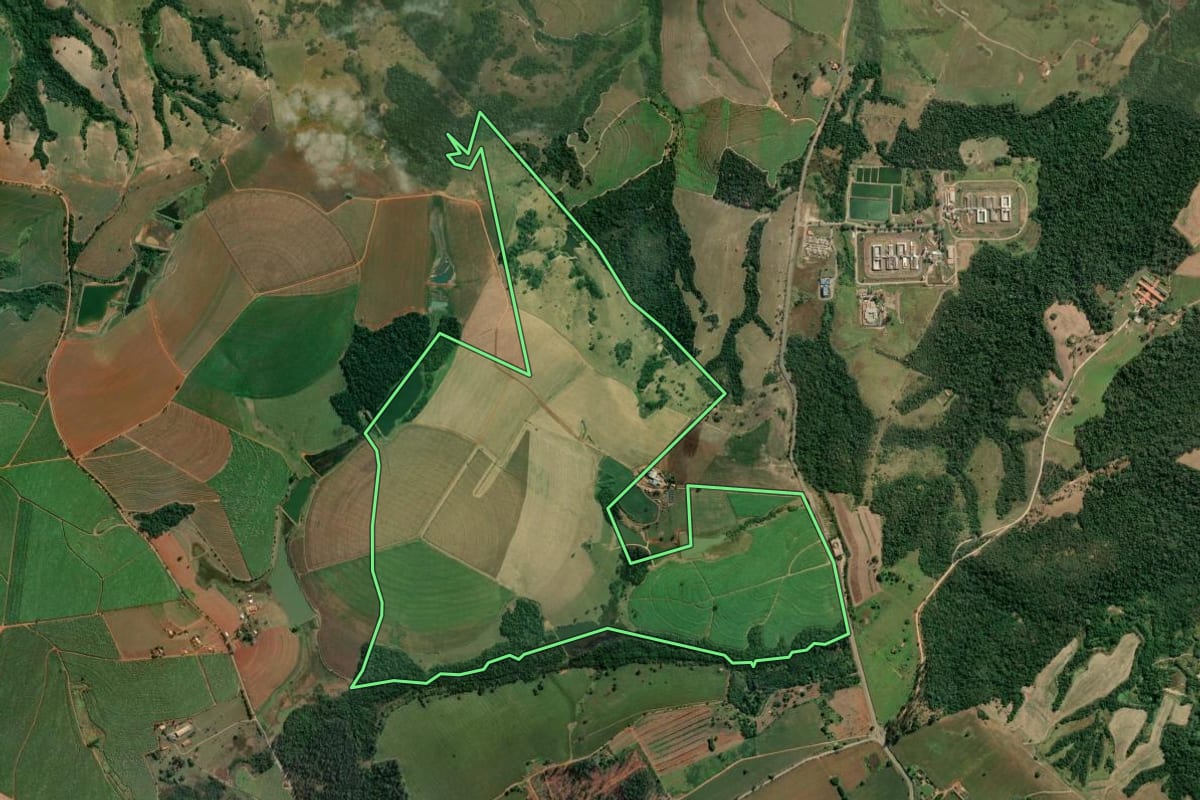 Imagem de satélite do imóvel rural em Itapetininga (SP), com o contorno declarado no CAR desenhado por cima.