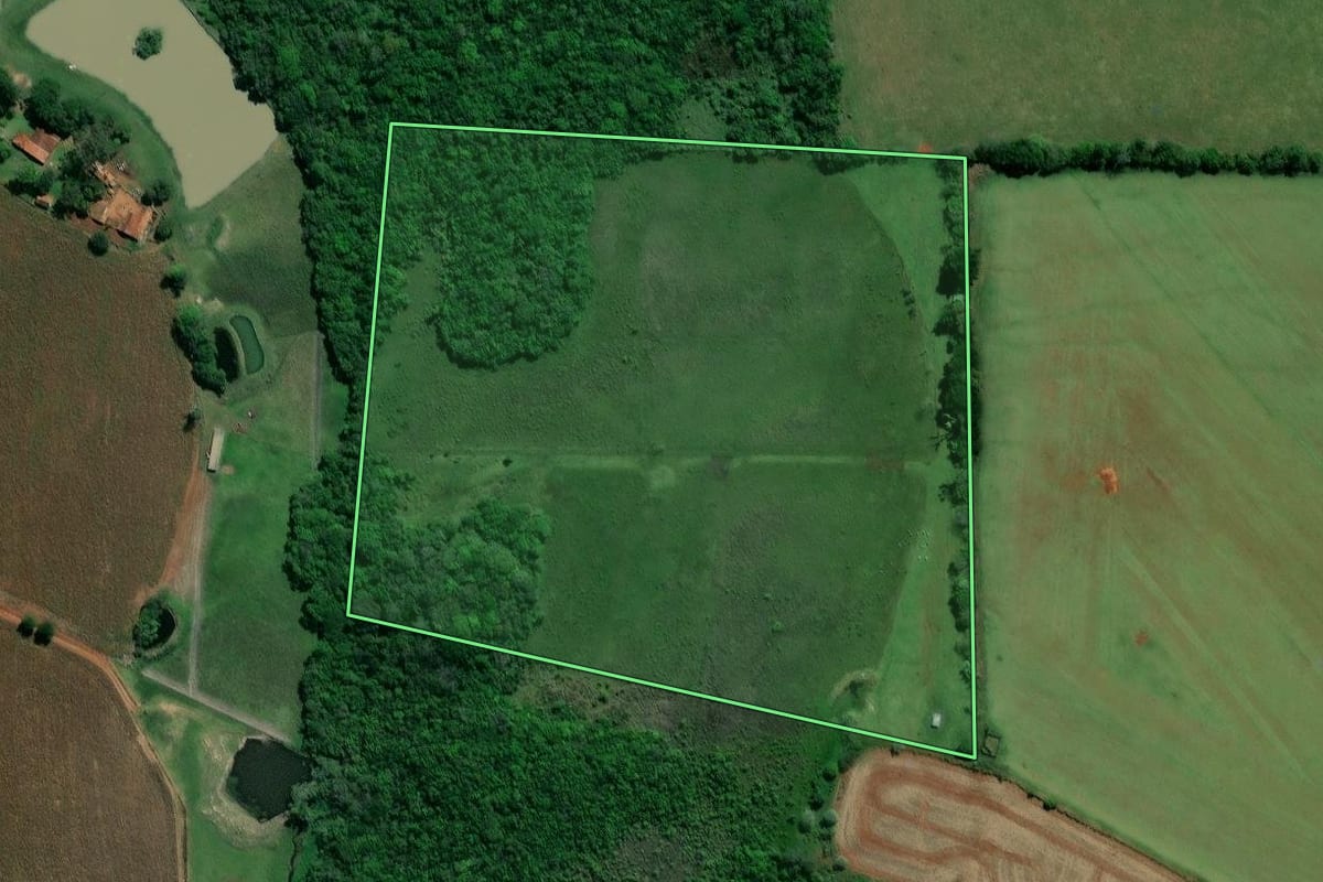 Imagem de satélite do imóvel rural em Itapetininga (SP), com o contorno declarado no CAR desenhado por cima.