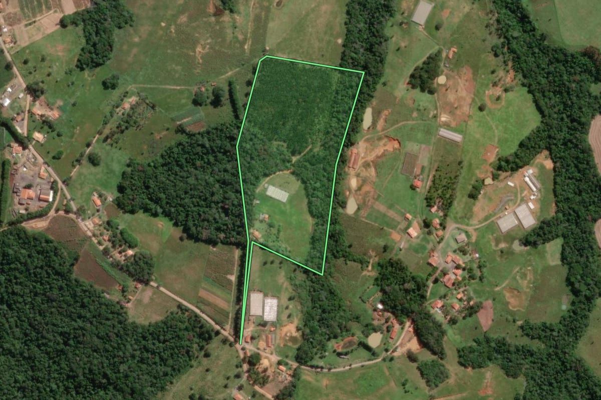 Imagem de satélite do imóvel rural em Itapetininga (SP), com o contorno declarado no CAR desenhado por cima.