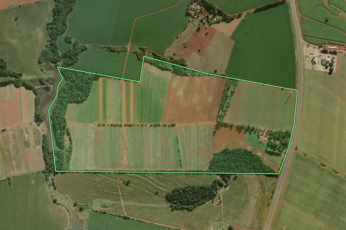 Imagem de satélite do imóvel rural em Itapetininga (SP), com o contorno declarado no CAR desenhado por cima.