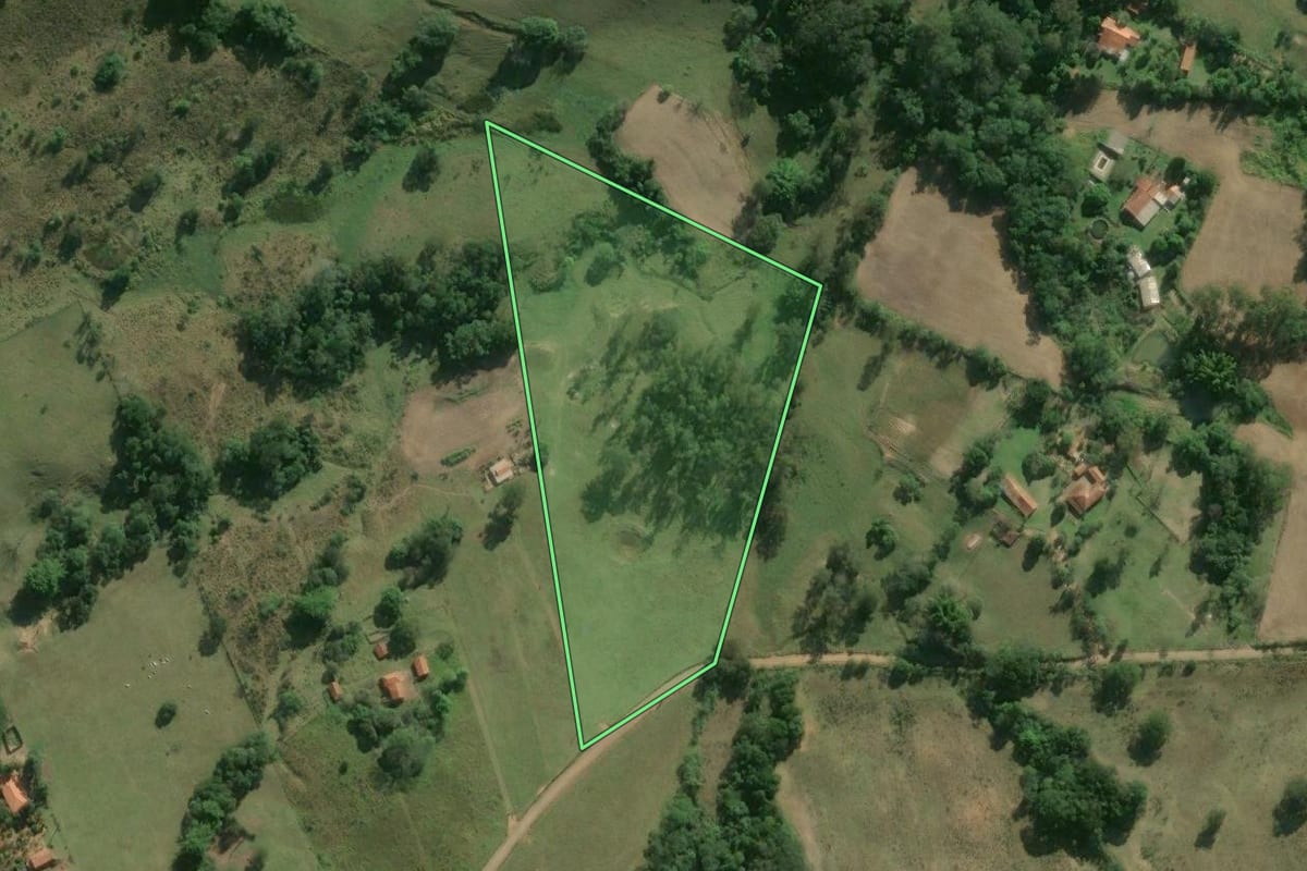Imagem de satélite do imóvel rural em Itapetininga (SP), com o contorno declarado no CAR desenhado por cima.