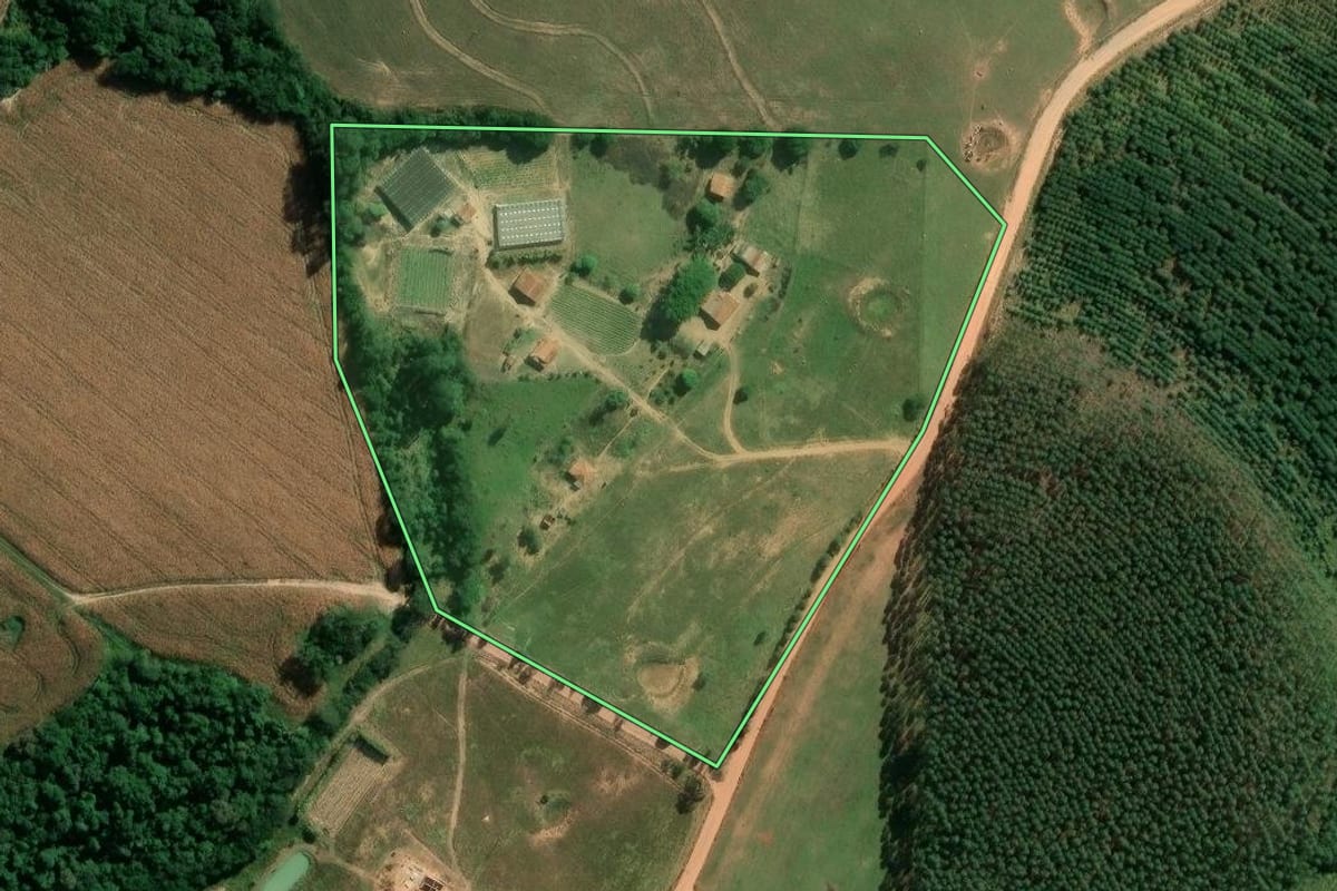 Imagem de satélite do imóvel rural em Itapetininga (SP), com o contorno declarado no CAR desenhado por cima.